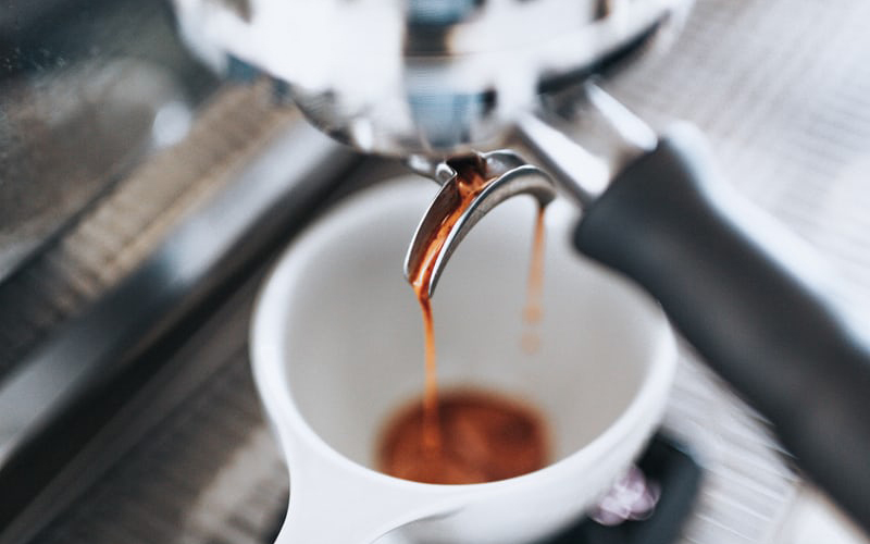Nên chọn cà phê phin hay espresso